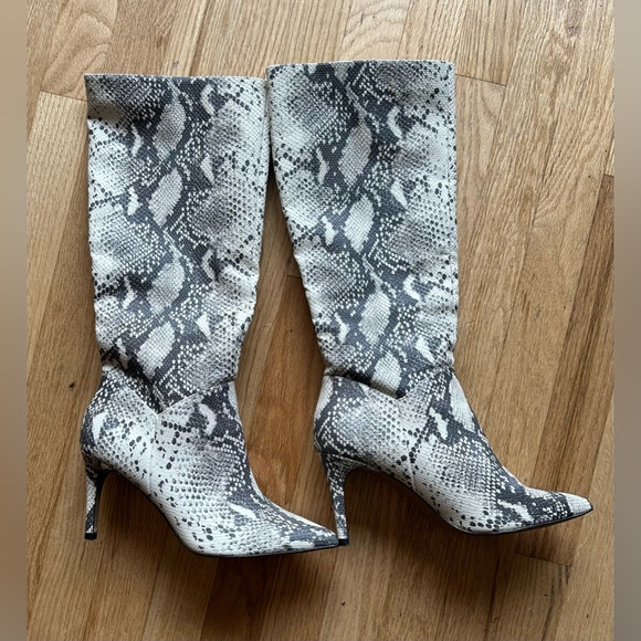 STEVE MADDEN KINGA BOOTS IN NATURAL SNAKE (8M) - Picture 1 of 11